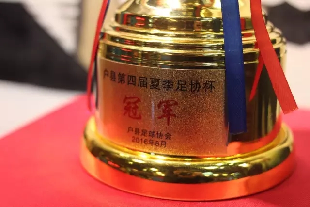 商机拉满！美记：詹姆斯靠球星卡官宣新球队 体坛历史首人